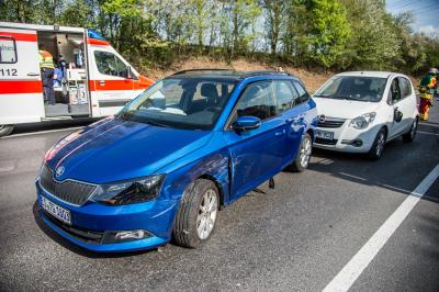 Filderstadt-Bonlanden: Mehrere Verletzte nach Verkehrsunfall - Frau streift mit Fahrzeug mehrere Pkw und kommt auf der Seite zum liegen